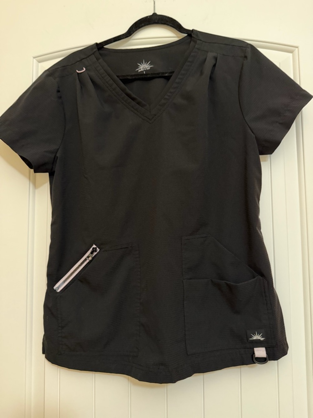 Koi Scrub, Solis x Koi, Top Black Short Sleeve V-Neck w/Zipper Pocket Sz Large